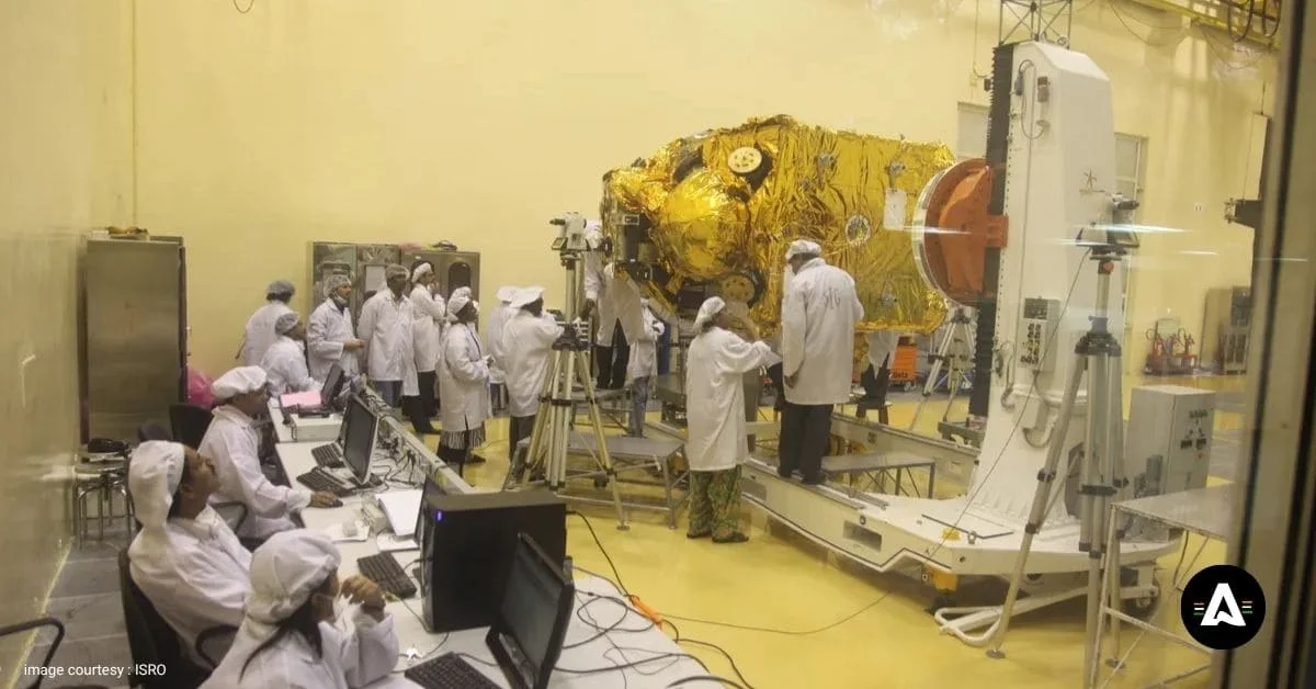 ISRO-scientists-working-on-mars-orbiter-mangalyaan